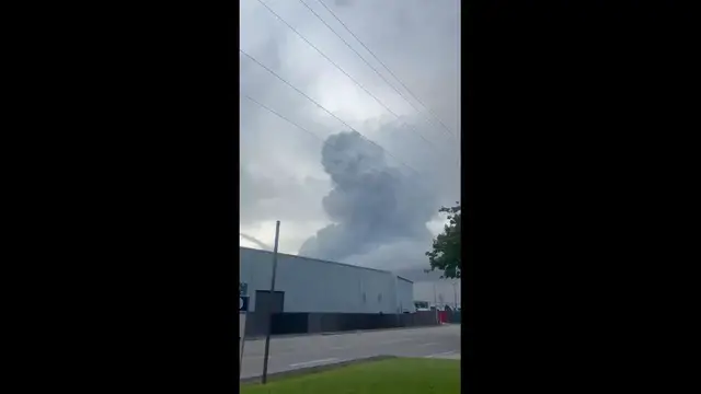 Video thumbnail for US: Massive Everglades Brush Fire Sends Towering Smoke Plume Across Miami-Dade.