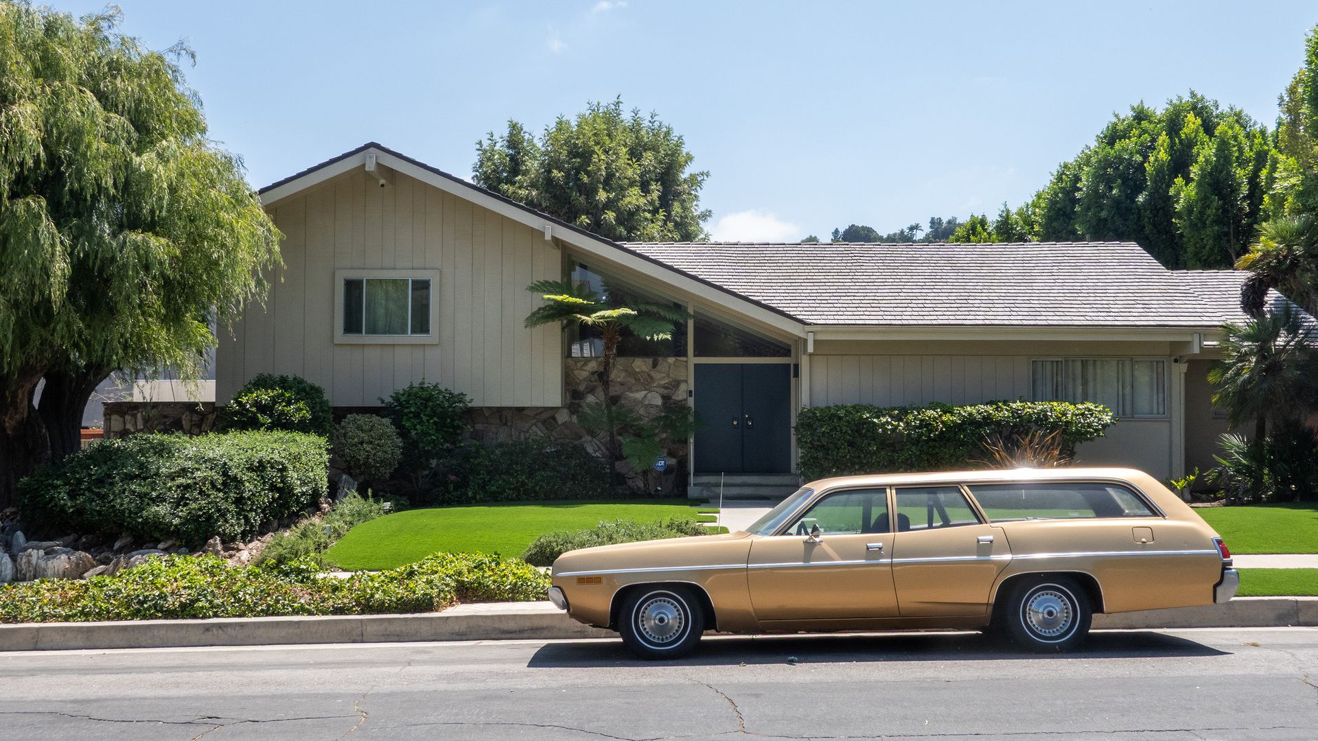 Video thumbnail for ‘Brady Bunch’ house wins landmark protection in Los Angeles