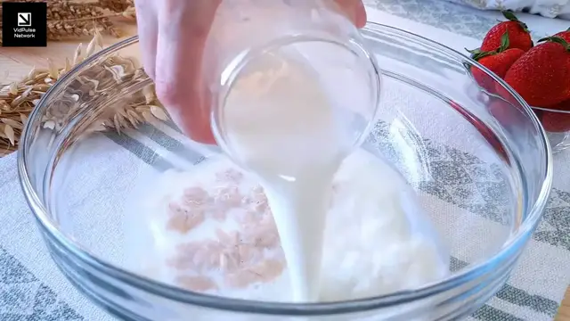 Video thumbnail for Delicious Strawberry Creamy Roll-Ups Recipe for Beginners