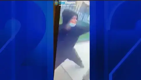 Video thumbnail for Teen violently robbed of cellphone in Kingsbridge Heights