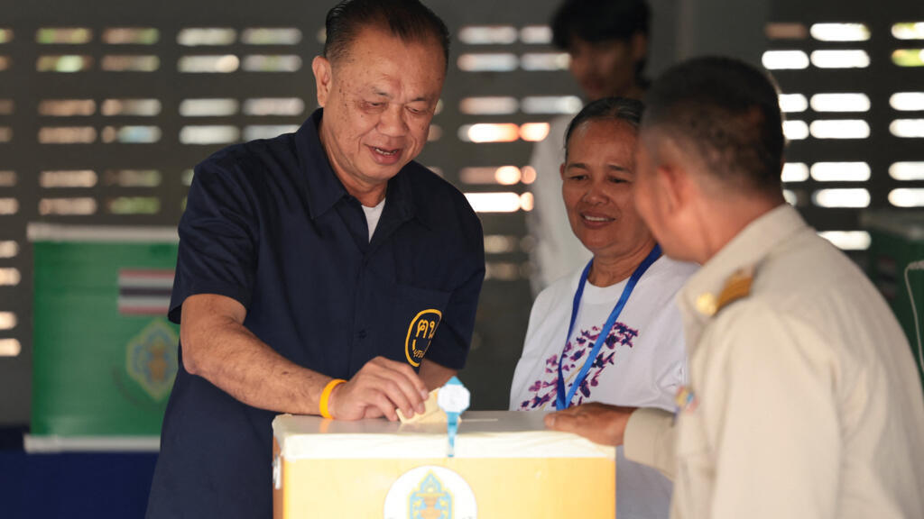 Video thumbnail for Polls wrap up in Thailand's election, incumbent PM seeks new term