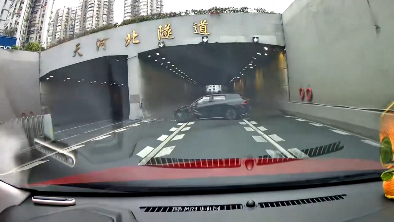 Video thumbnail for SUV Crash Shuts Down Guangzhou Tunnel
