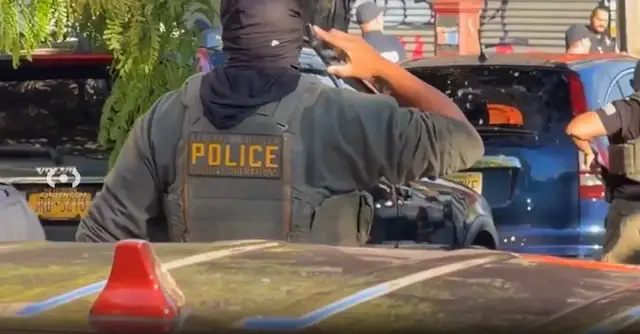 Video thumbnail for Congressional candidate criticizes mayor over NYPD commissioner's ICE response