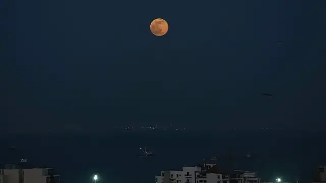 'Video thumbnail for Beaver supermoon rises over Senegal's capital Dakar'
