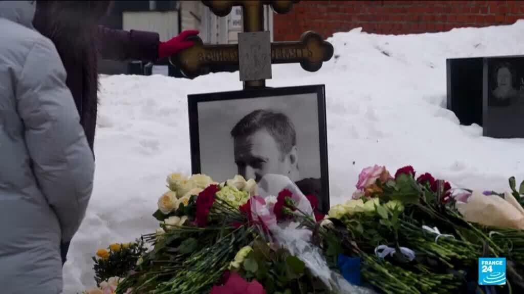 Video thumbnail for Moscow mourners mark two years since Navalny’s death in custody