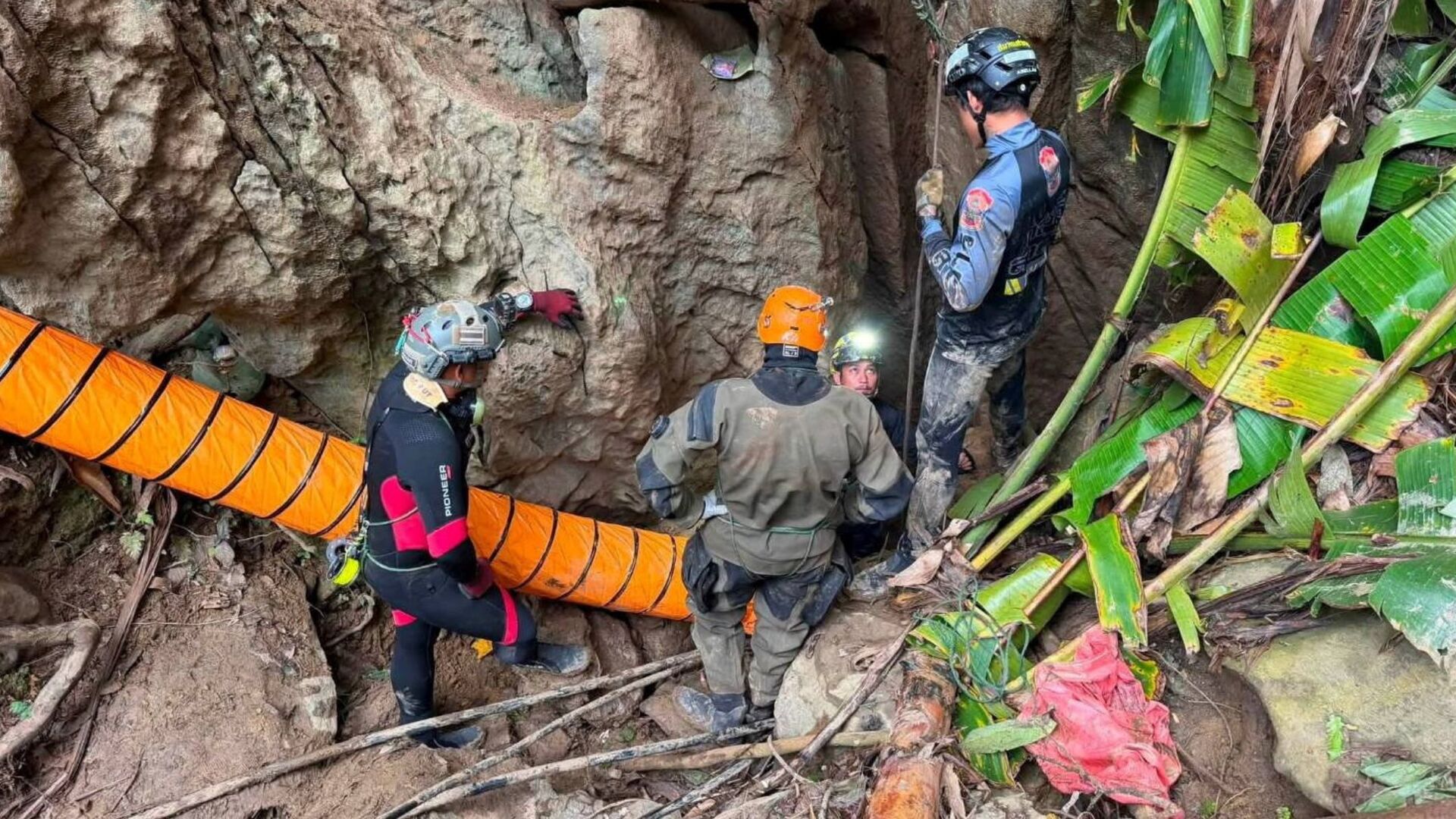 Video thumbnail for Rescuers race against time to reach seven trapped in flooded Laos cave