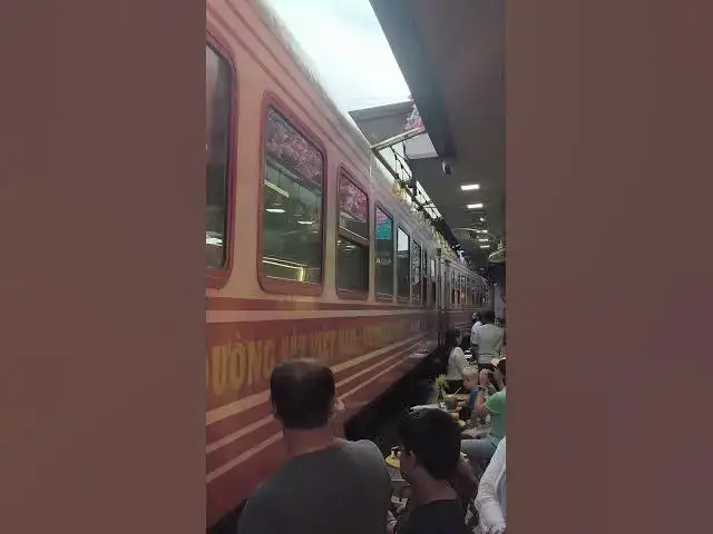 Video thumbnail for Hanoï 🇻🇳 train street 🚂 always fun 😊