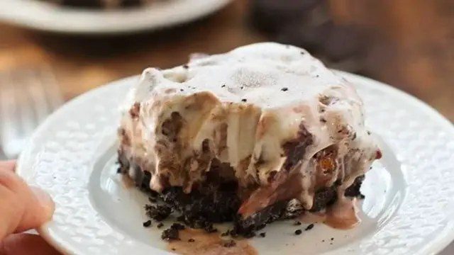 Video thumbnail for Oreo Fudge Ice Cream Bars recipe 1