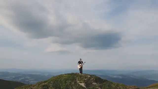 Video thumbnail for "Joe Egan, Co-Writer of 'Stuck in the Middle with You' and Stealers Wheel Musician, Dies at 77"