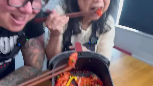 'Video thumbnail for How Chinese Chef Cook Shredded Crispy Chilli Chicken in an AIR FRYER 🌶️🍗 Mum and Son Chefs(720P HD)'