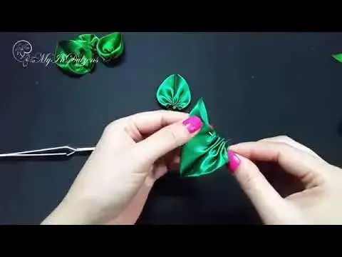 Video thumbnail for Como fazer Folhas com fitas cetim