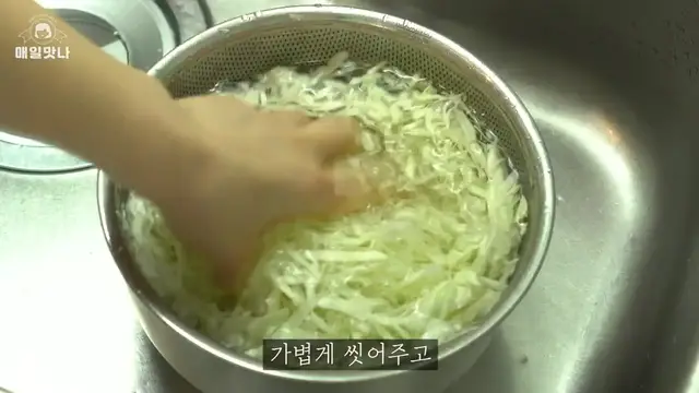 Video thumbnail for 식빵으로 주머니를 만들면 양배추와 계란이 순삭  시장표 샐러드빵(사라다빵) 만들기    식빵요리  식빵주머니    Sa(720P