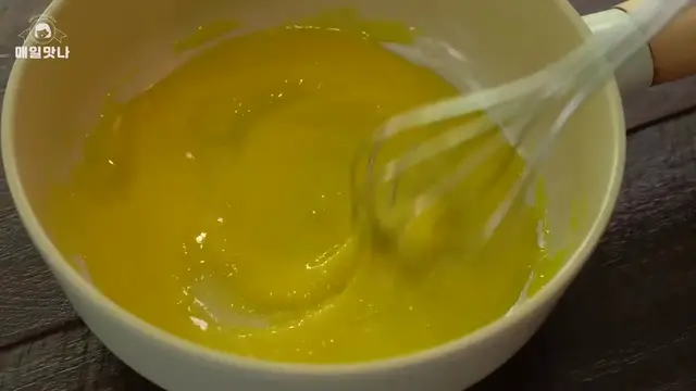 Video thumbnail for 만두피가 파이가 되는 기적의 레시피    대박 맛있는 슈크림만두    커스터드만두    Custard Dumplings    Easy Custard Pie(720P HD)