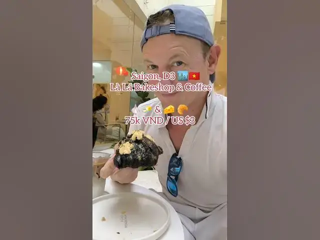 Video thumbnail for 🥐 Croissant noir à l’ail et au fromage à Saïgon – une création audacieuse ! 🇻🇳
