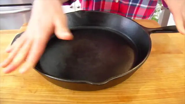 'Video thumbnail for How To Restore Season Clean A Cast Iron Skillet(720P HD)'