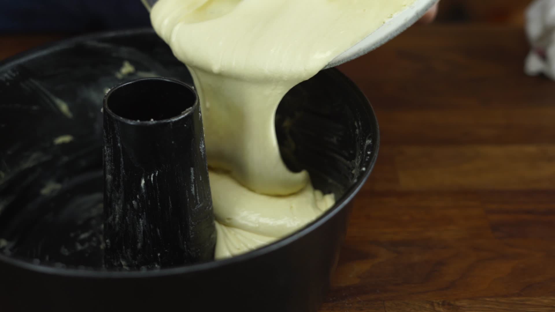 Video thumbnail for Bolo de Maçã Simples com Canela