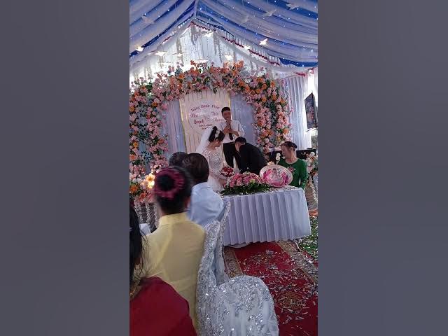 Video thumbnail for cô dâu chú rể trao nụ hôn