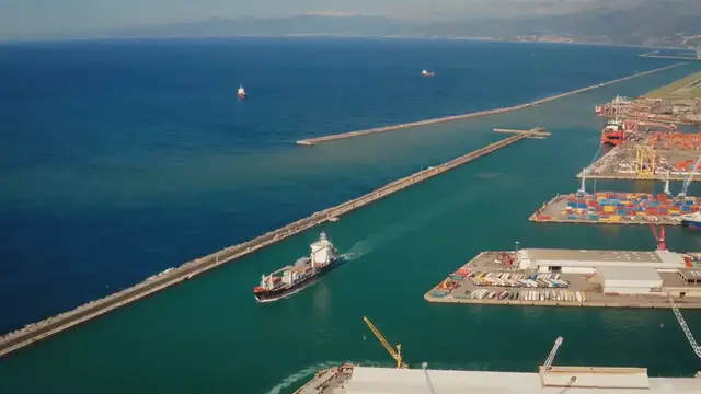 Video thumbnail for No sign of U.S. recession in freight demand, CEO of shipping giant Maersk says