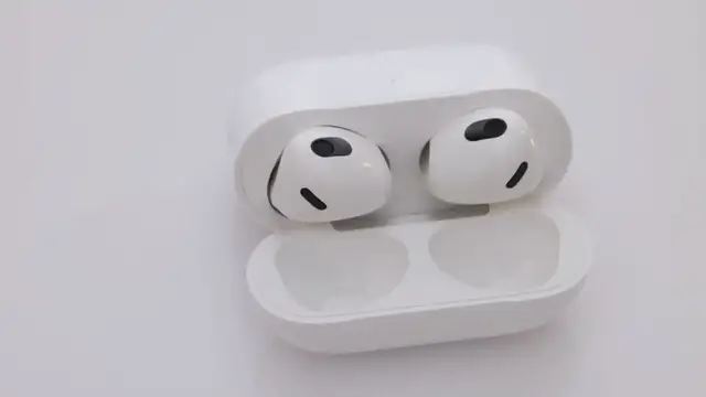 Video thumbnail for Must-Have Accessories for Your Apple Devices