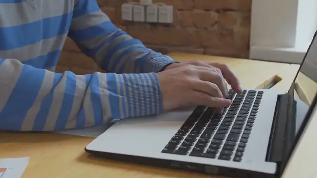 Video thumbnail for How to Organize Your MacBook Desktop