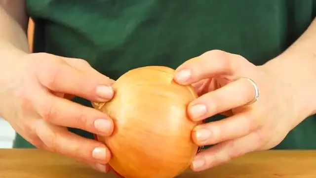 'Video thumbnail for How To Cut an Onion Like A Pro 4 Easy Ways(720P HD)'