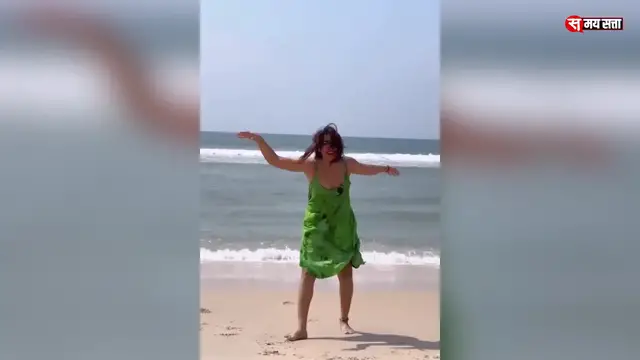 'Video thumbnail for Watch: Sofia Ansari समुद्र बीच के किनारे बनाई Reels, सोशल मीडिया में वायरल '