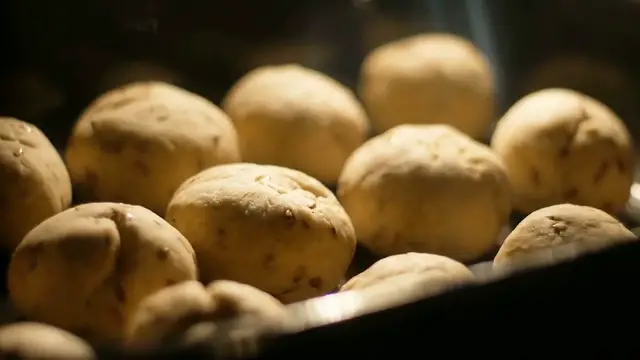Video thumbnail for Effortless Salted Caramel Apple Pull-Apart Bread