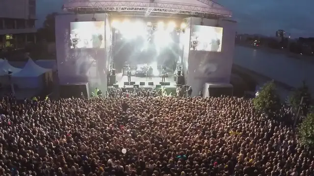 Video thumbnail for "The Adorable Friendship of Sabrina Carpenter and Joey King: A Decade in Photos"