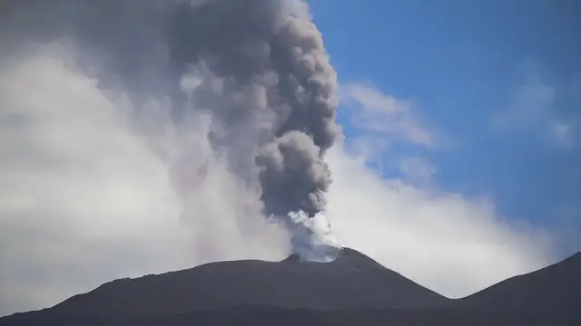 Video thumbnail for Italy: Italy's Mount Etna erupts following more than three weeks of calm.