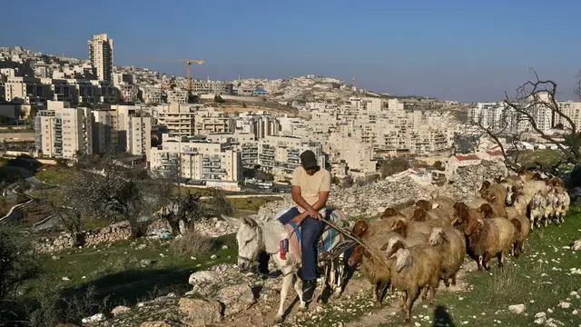 Video thumbnail for Inside Israel’s plan to encircle occupied East Jerusalem with illegal settlement units