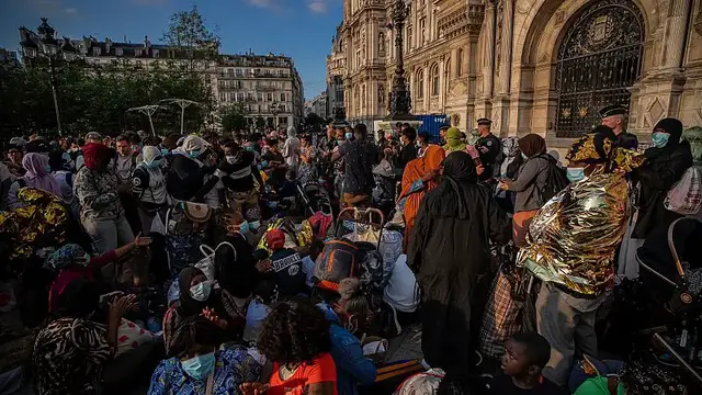 'Video thumbnail for Migrants appeal for immediate shelter outside Paris City Hall'