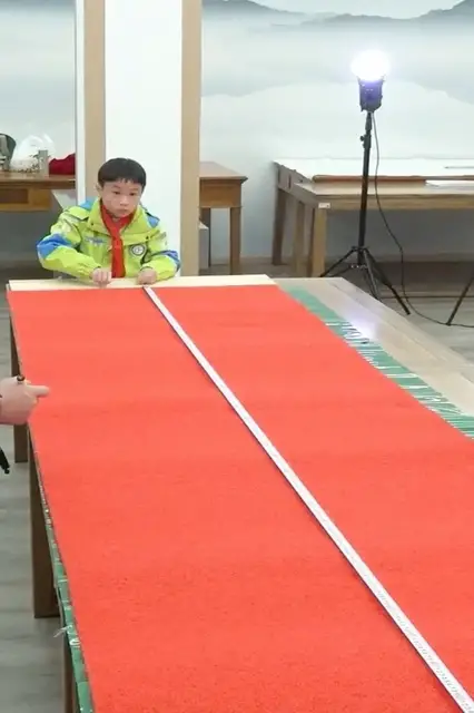 Video thumbnail for Farthest jump of an origami frog - 2.52 metres (8 ft 23.2 in) by Liang Chenhao