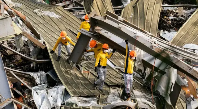 Video thumbnail for Philippines landfill collapse kills six as search for dozens missing enters third day