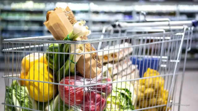 Video thumbnail for Holiday feasts meet gut grief as doctors urge smarter seasonal snacking