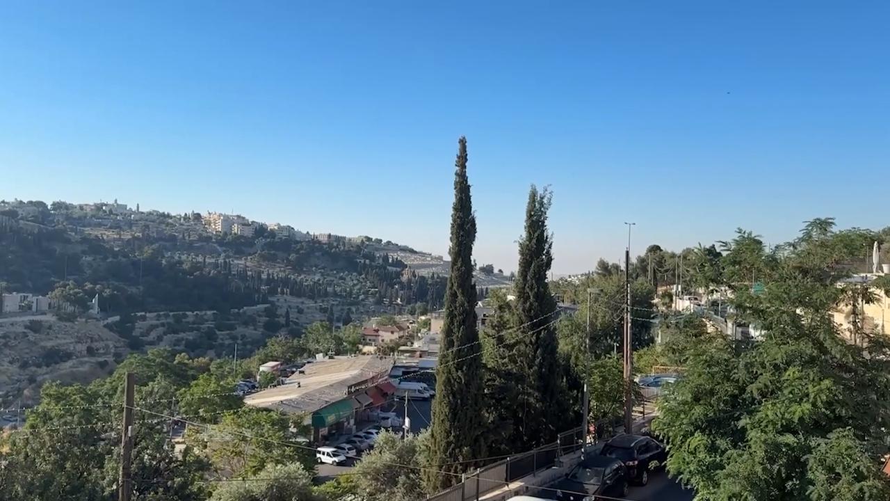 Video thumbnail for Iranian missiles trigger sirens across East Jerusalem.