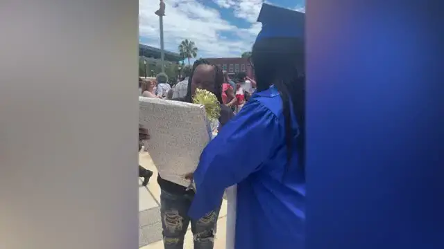 Video thumbnail for Kids Gift Diplomas To Mom Thanking Her For Sacrifices At Graduation | Happily TV