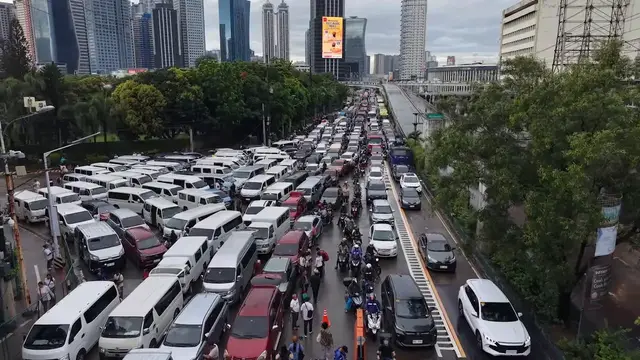 Video thumbnail for Philippines: DRONE - Thousands block major roads in Metro Manila during anti-government protest.