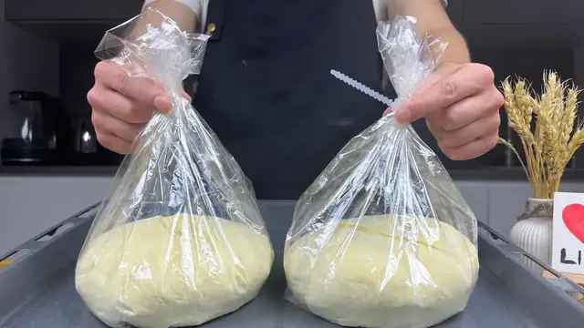 'Video thumbnail for An incredible trick from an old baker!! Place the dough in a plastic bag and bake in the oven!'