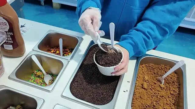 Video thumbnail for Beachgoers turn to ice cream to beat the summer heat