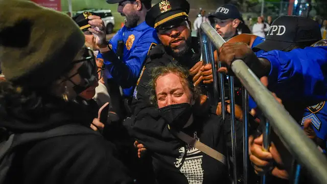Video thumbnail for Protesters clash with police after ICE agent shoots man with 5-year-old in car