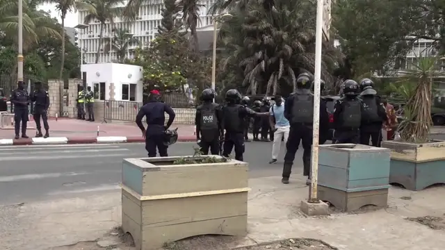 Video thumbnail for Tensions erupt in parliament over constitutional reform as police intervene