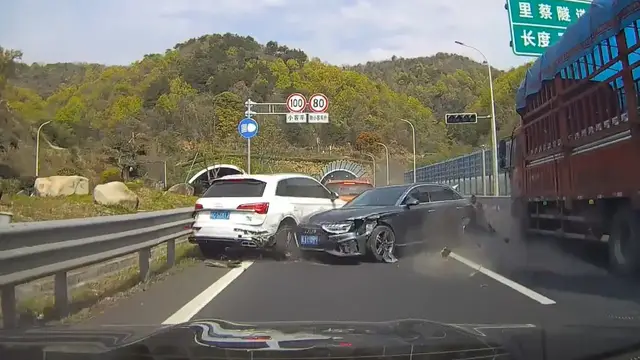 Video thumbnail for Chain-Reaction Crash Shakes Shanghai Streets