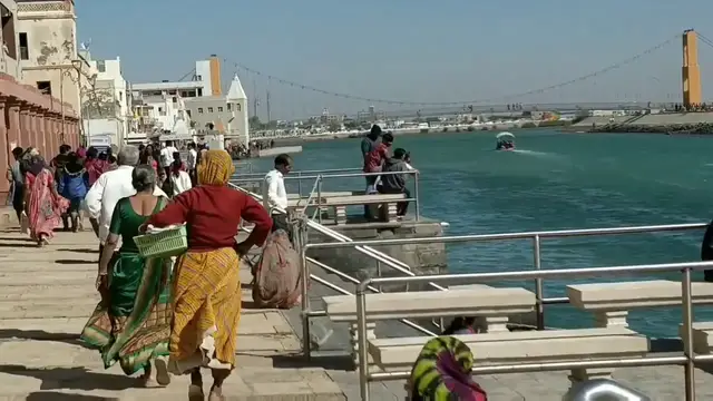 Video thumbnail for Blue waters and Hungry Fish at Gomti River Confluence, Dwarka, Gujarat