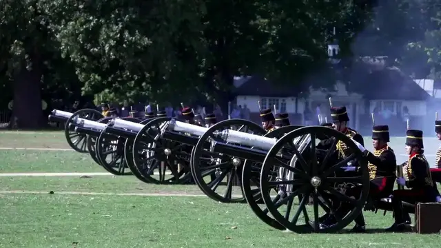 'Video thumbnail for WATCH: King’s Troop Royal Horse Artillery fire 41-gun salute to mark Accession Day'