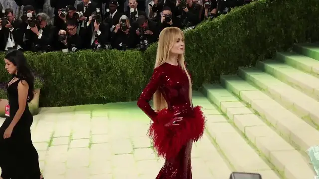 Video thumbnail for UNCAPTIONED: Nicole Kidman 'wears a dark wig' so she can go clubbing in disguise.