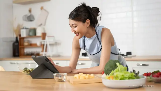 Video thumbnail for Social media recipes are replacing cookbooks, changing the way we shop