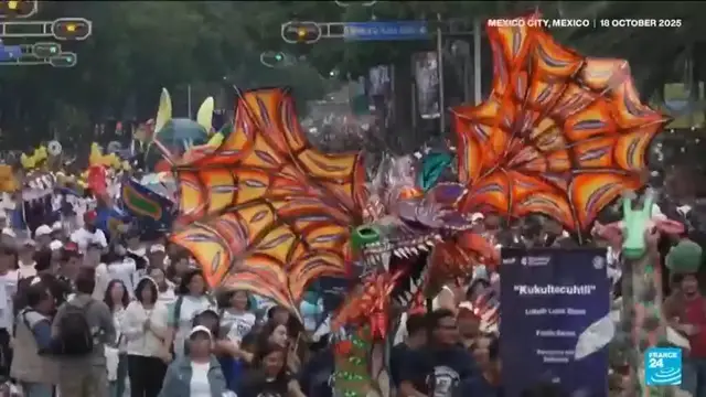 'Video thumbnail for Mexico: Giant monsters dazzle crowds on Alebrijes parade, ahead of Day of the Dead'