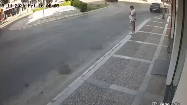 Video thumbnail for Türkiye: MOMENT - Pedestrian survives dramatic tanker accident caught on camera.