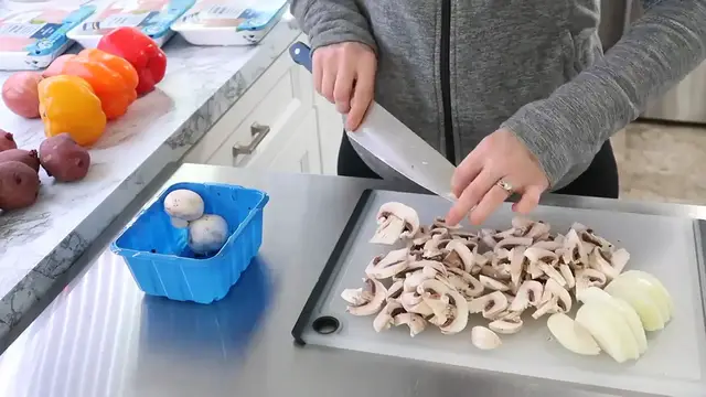 'Video thumbnail for EASY BUDGET MONTHLY FREEZER MEAL PREP RECIPES COOK WITH ME '