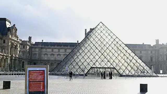 'Video thumbnail for Louvre Museum closes after daring daylight jewel heist in Paris'